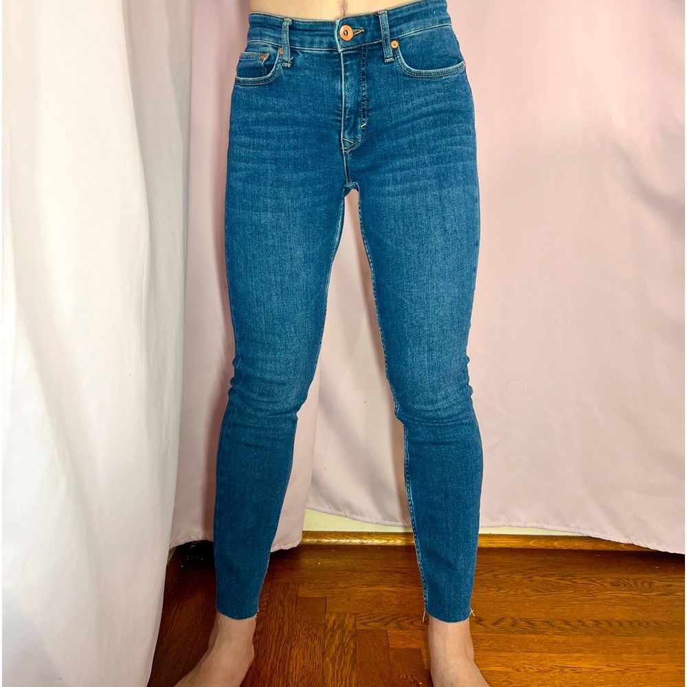 Vineyard Vines High rise skinny jeans raw hem. Medium wash. Never worn.